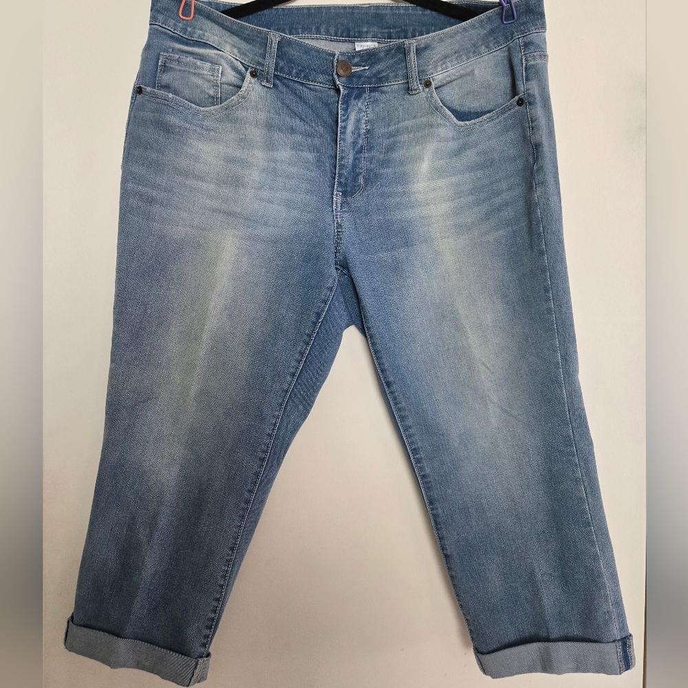 Time and Tru Women's Relaxed Light Blue Jeans
